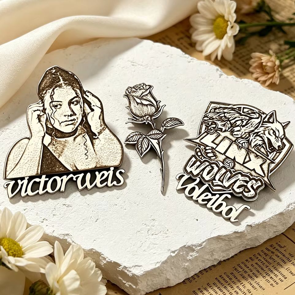 Men Accessories Unique - Maßgefertigte Herren-Porträt-Rosen-Fotobrosche Metall-Abzeichen Einzigartiges Design Anzug-Accessoire